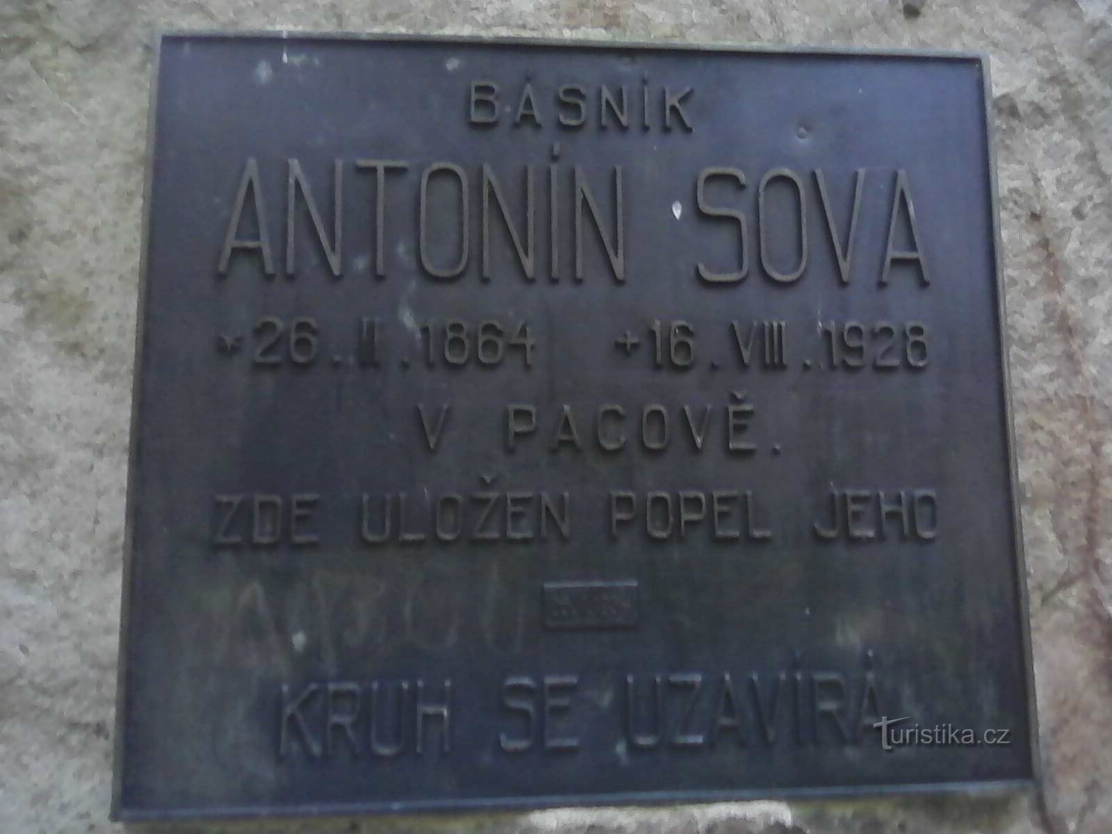 2. Minnestavla på monumentet över poeten från 1934.
