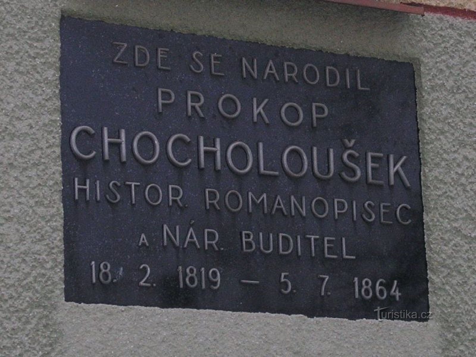 2. A commemorative plaque commemorating the writer at his birthplace at the present time.