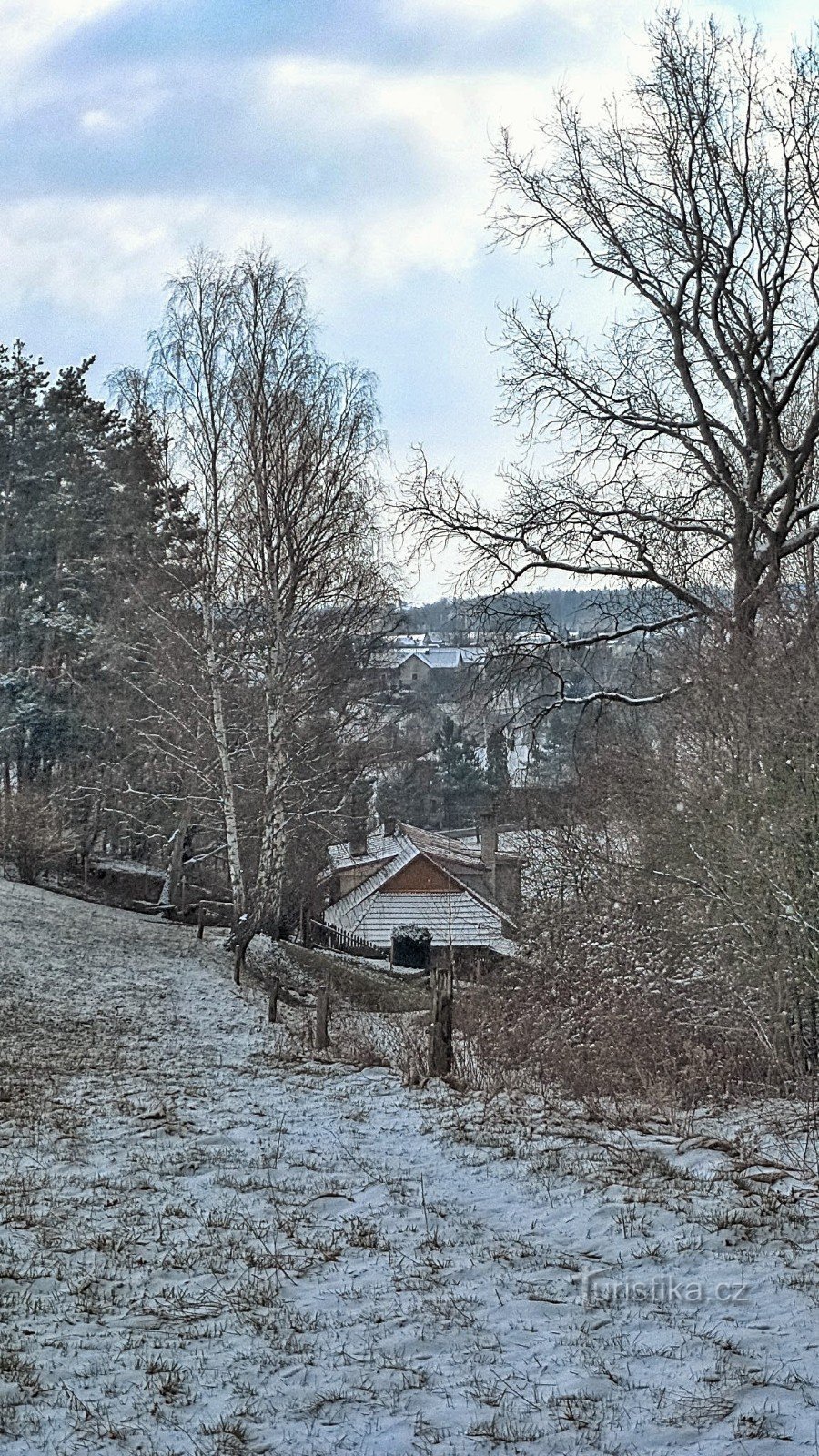 2e uitzicht op de nederzetting Podvrdy in de magische sluier van de winter