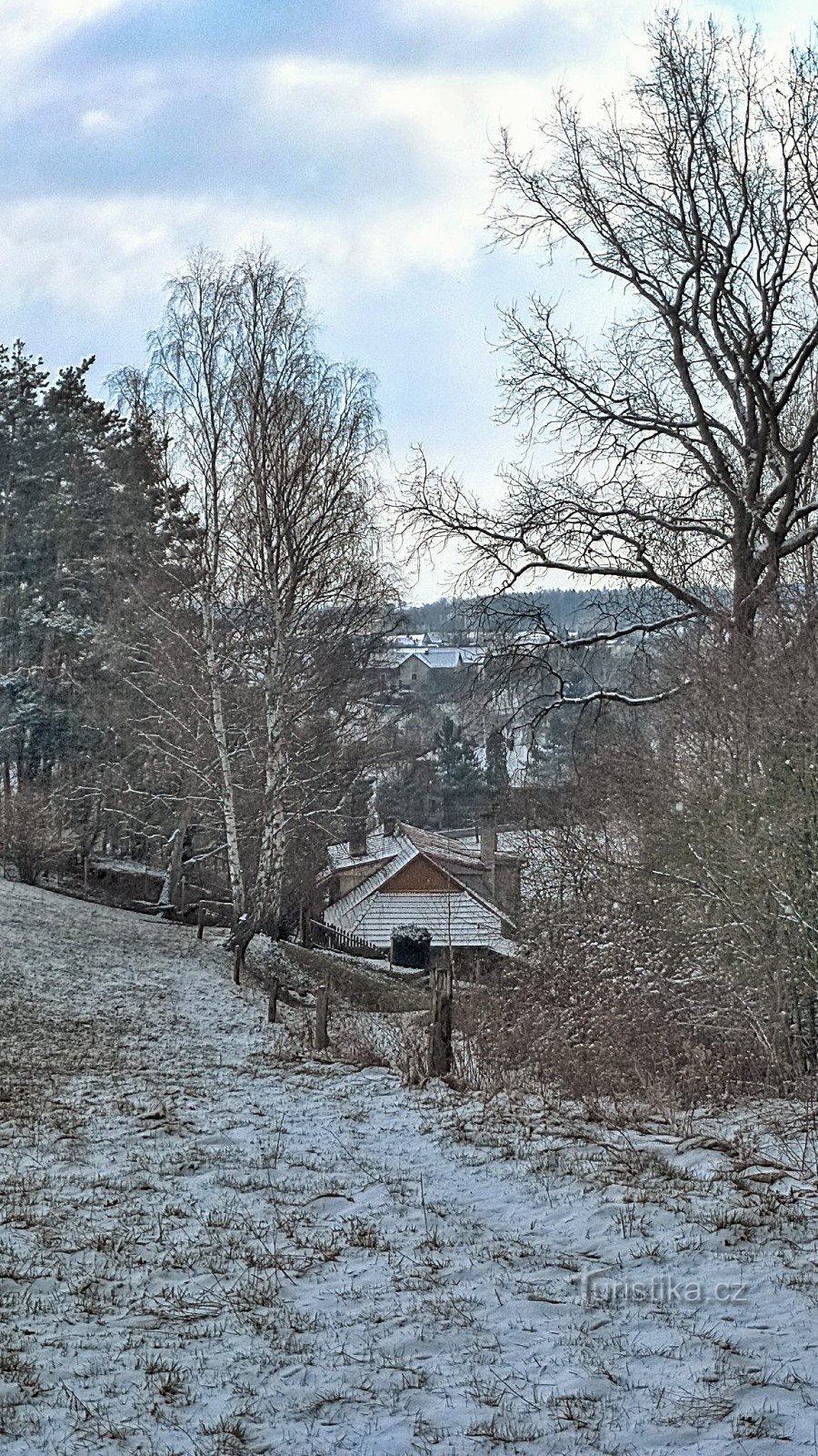 2ème vue de la colonie de Podvrdy dans le voile magique de l'hiver