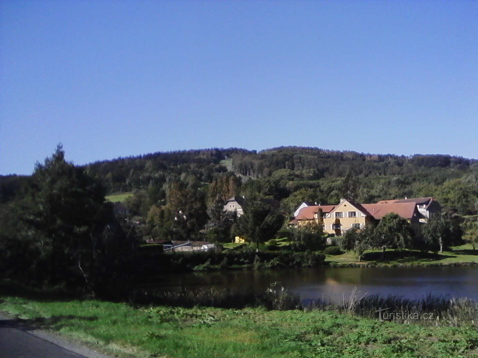 2. Vue sur Lihovarský rybník à Jetřichovice jusqu'à Monínec.