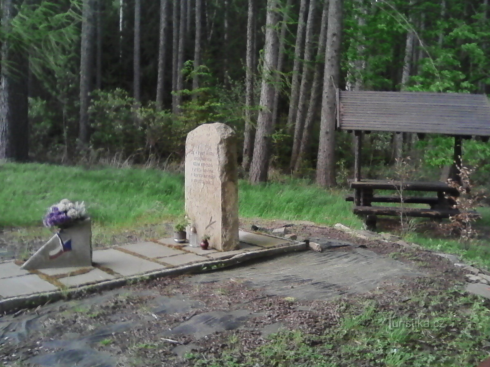 2. Pomnik ze schronem turystycznym na terenie dawnego rezerwatu zwierzyny łownej.