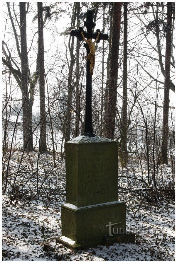 2 - Monument deasupra gării