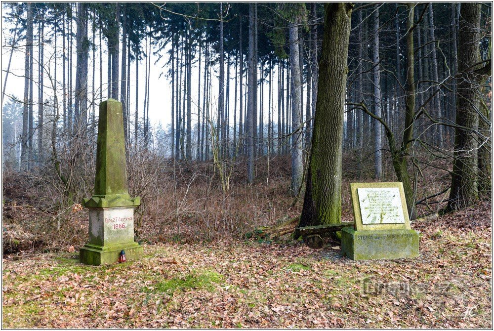 2-Monument in de buurt van Dobenín