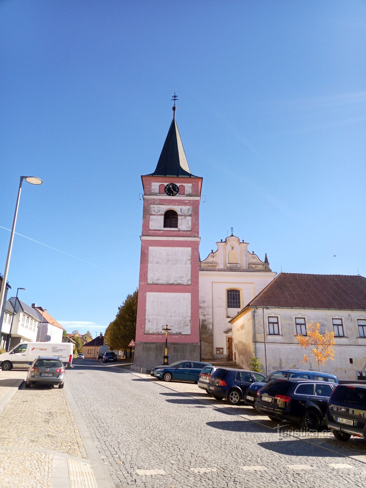 2. O campanário prismático independente em Černovice foi modificado no estilo barroco após o Sr.