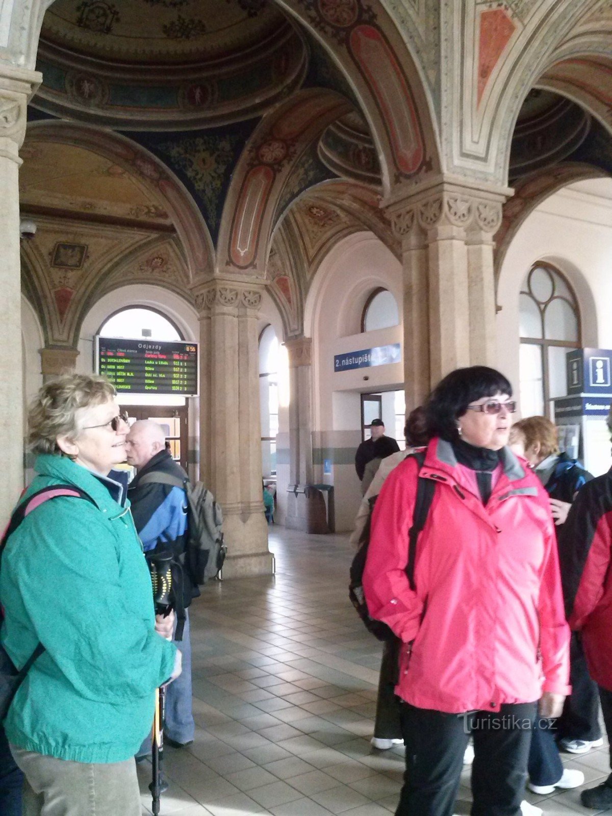 2. Nos reunimos en el vestíbulo de la estación para el viaje.