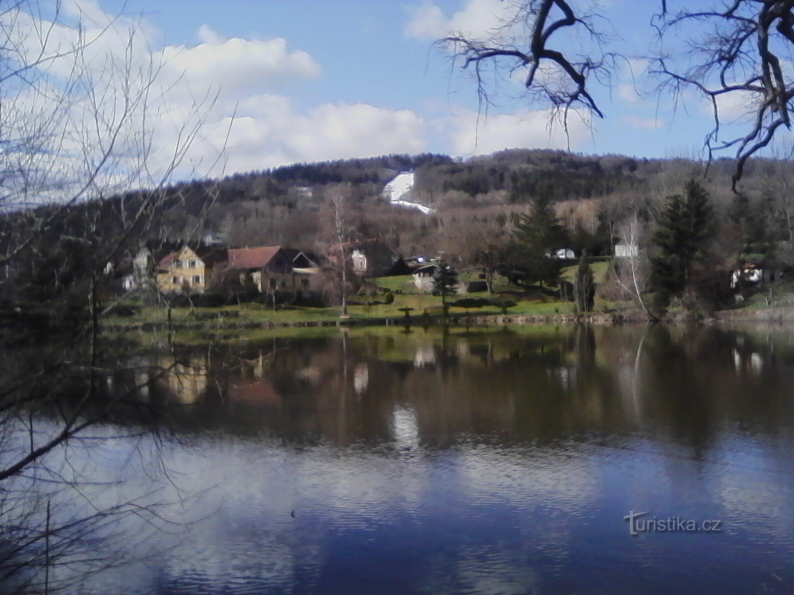 2. Pendiente en Monínec con vistas al estanque Lihovarský en Jetřichovice.