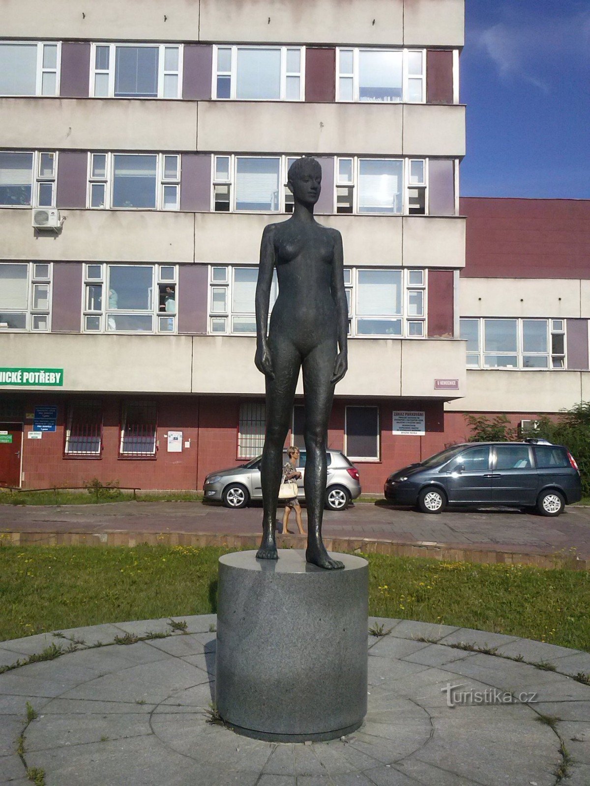 2. A estátua em frente à entrada da policlínica