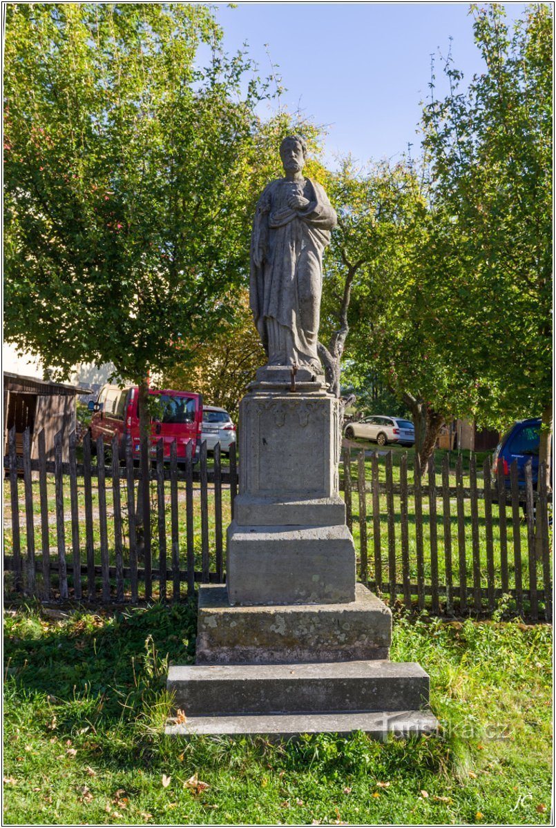 2-Statue près de l'église