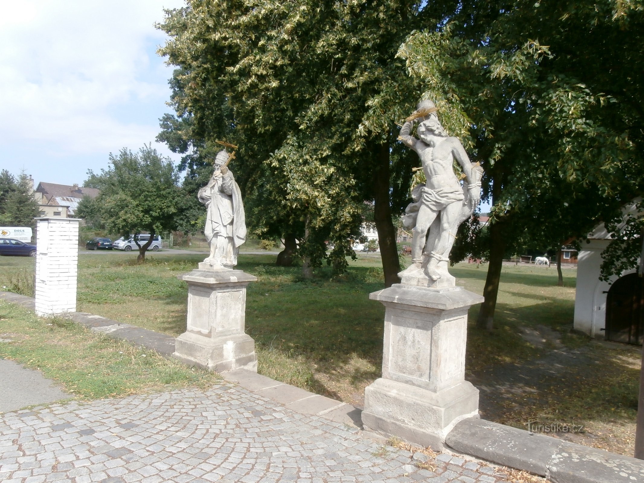 2. Statyer av St. Fabian och St. Šebestián framför den tidigare ingångsporten till kyrkogården