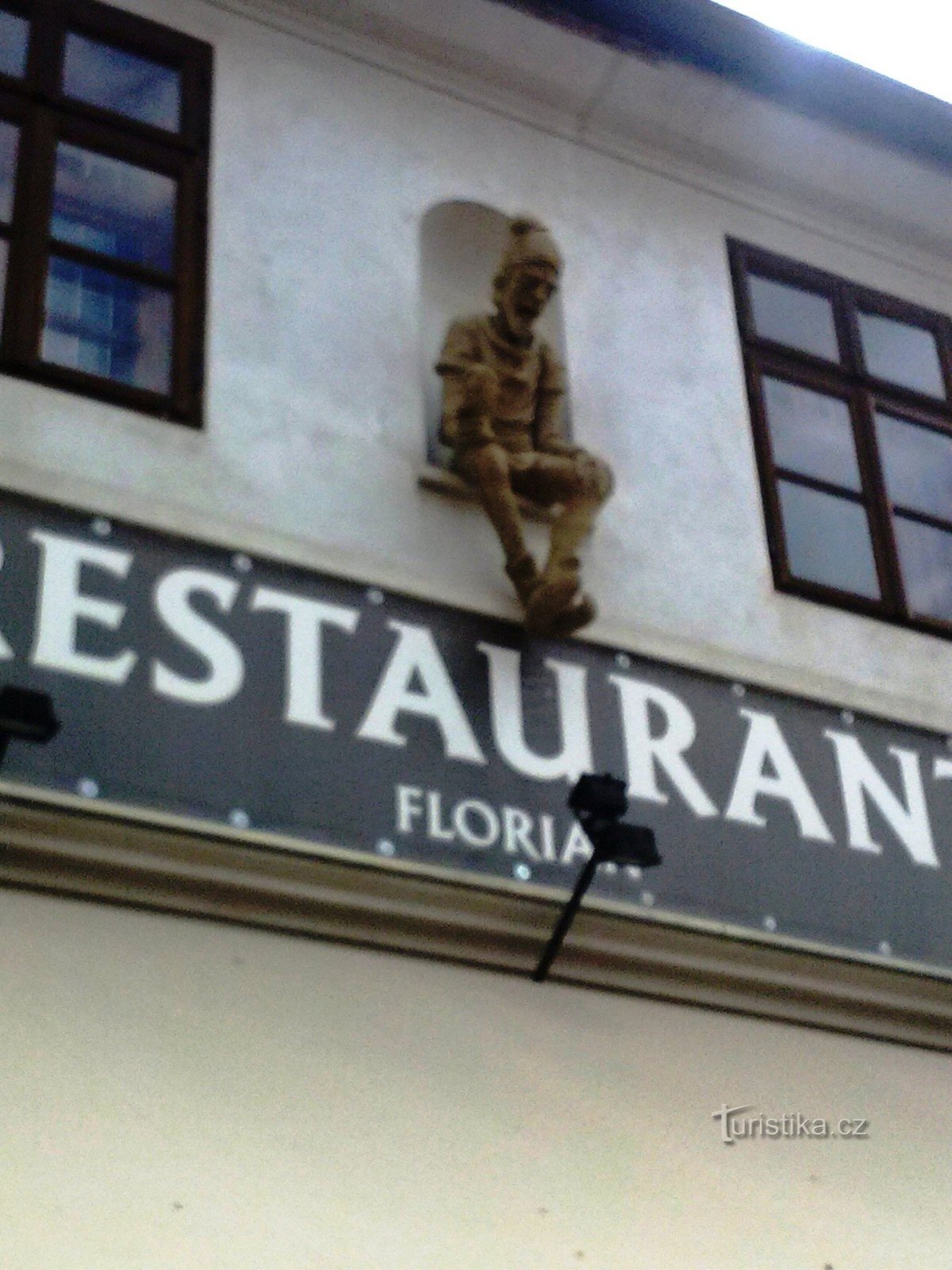 2. Statuen af ​​St. Florian over indgangen til restauranten virkede desværre ikke for mig - Maxík cukn
