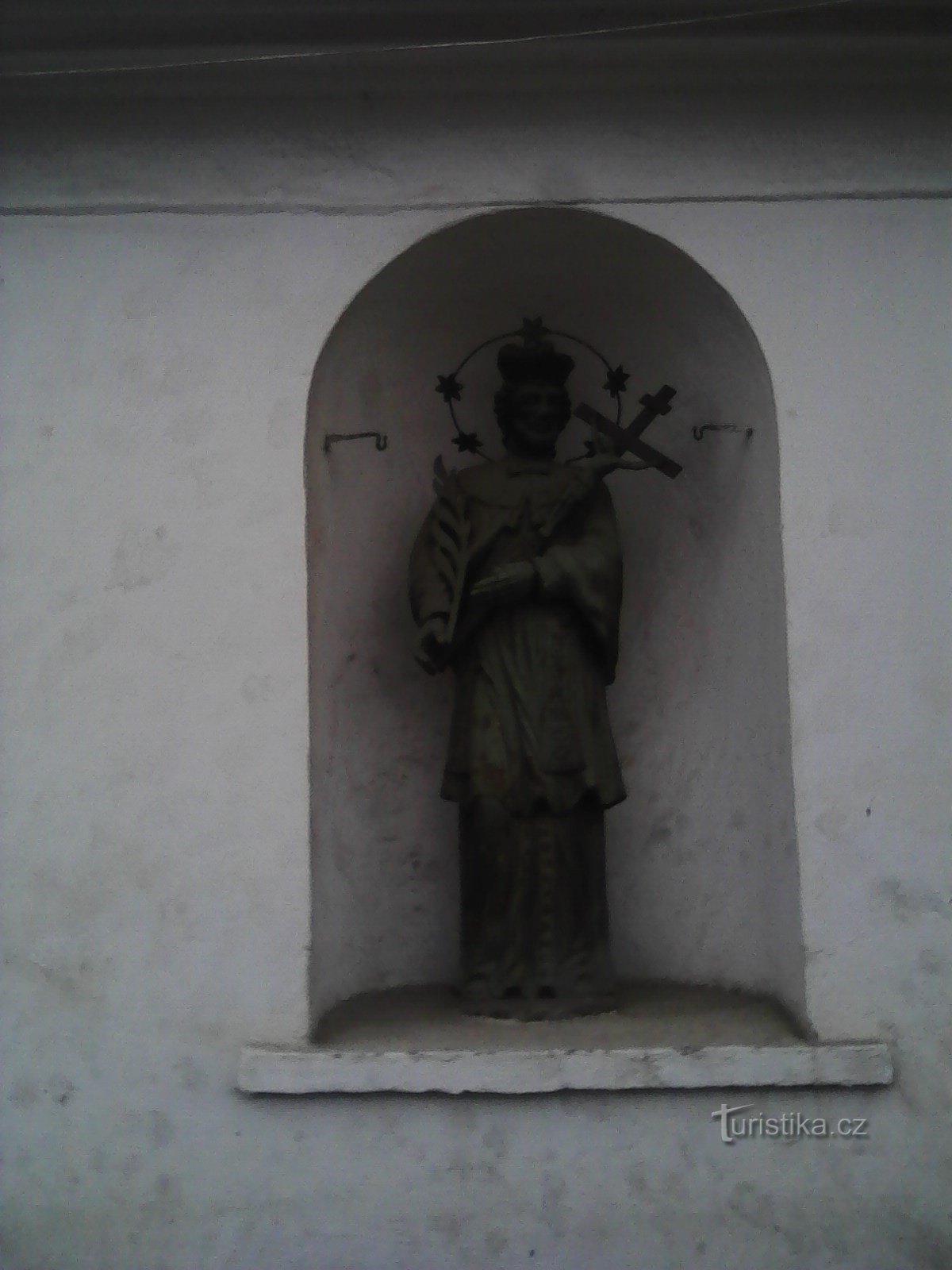 2. En staty av helgonet på ett hus i Obratani.