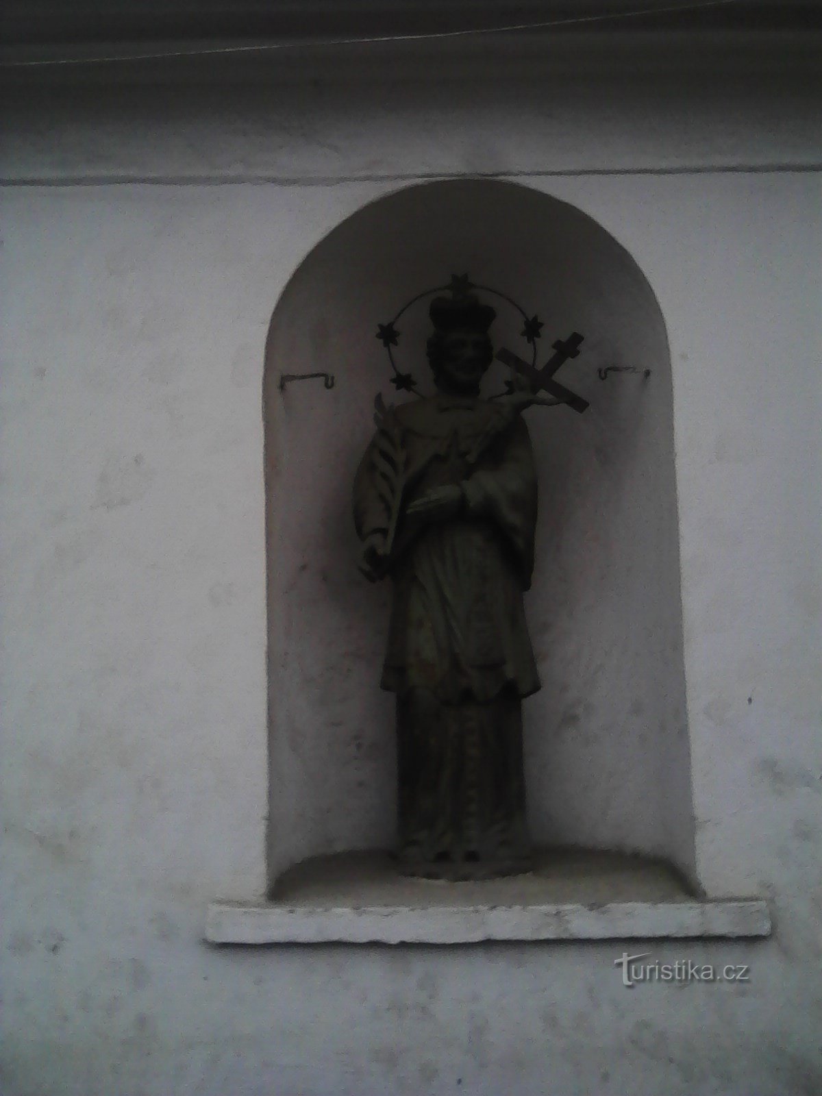 2. Eine Statue des Heiligen auf einem Haus in Obratani.