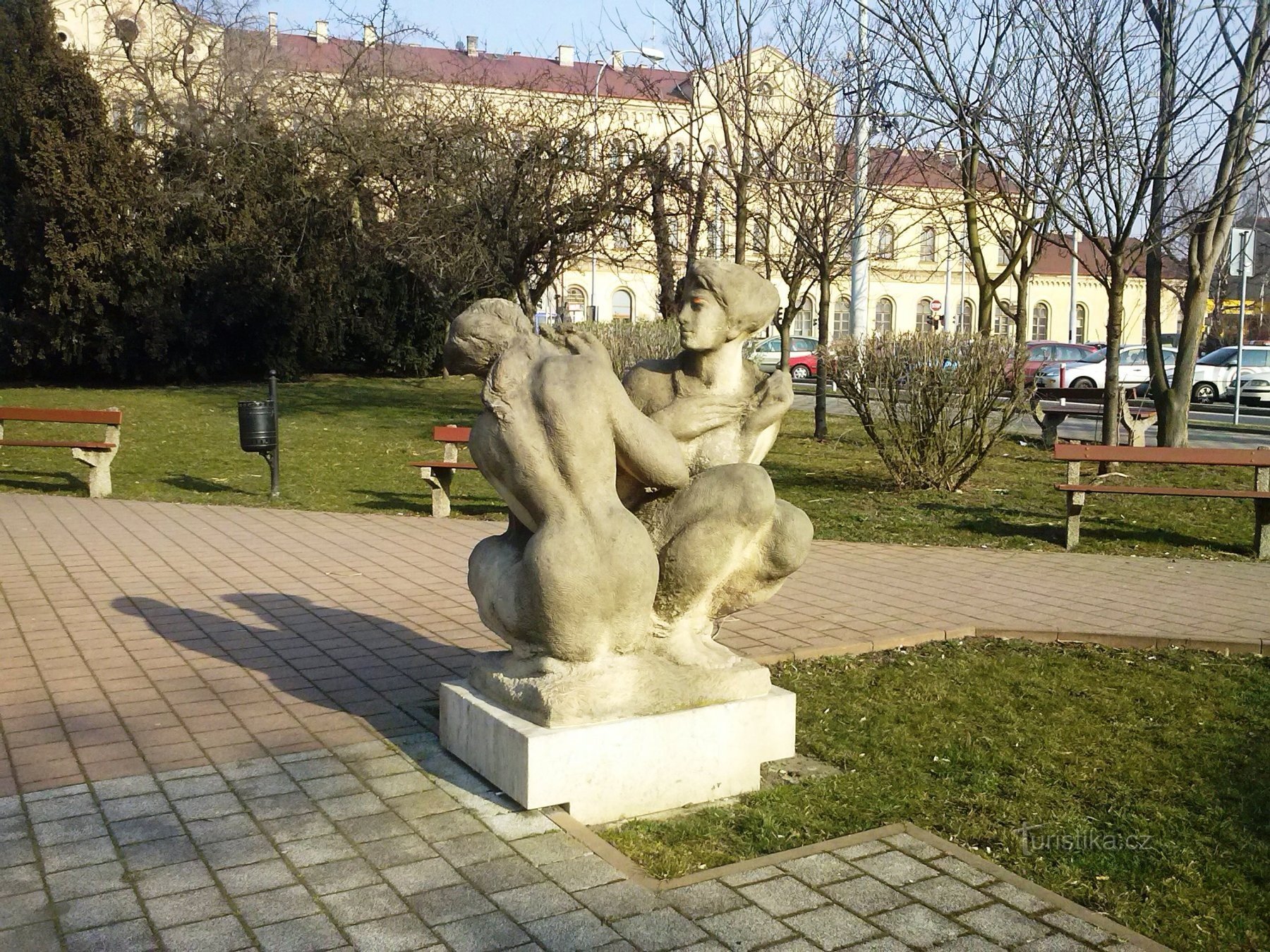 2.车站附近公园的雕像