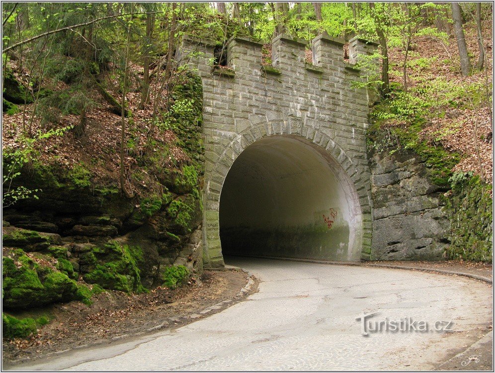2- Tunnel unter der Burg