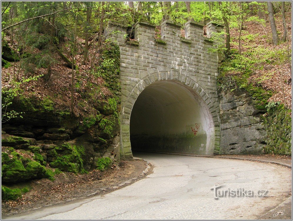 2- Túnel bajo el castillo