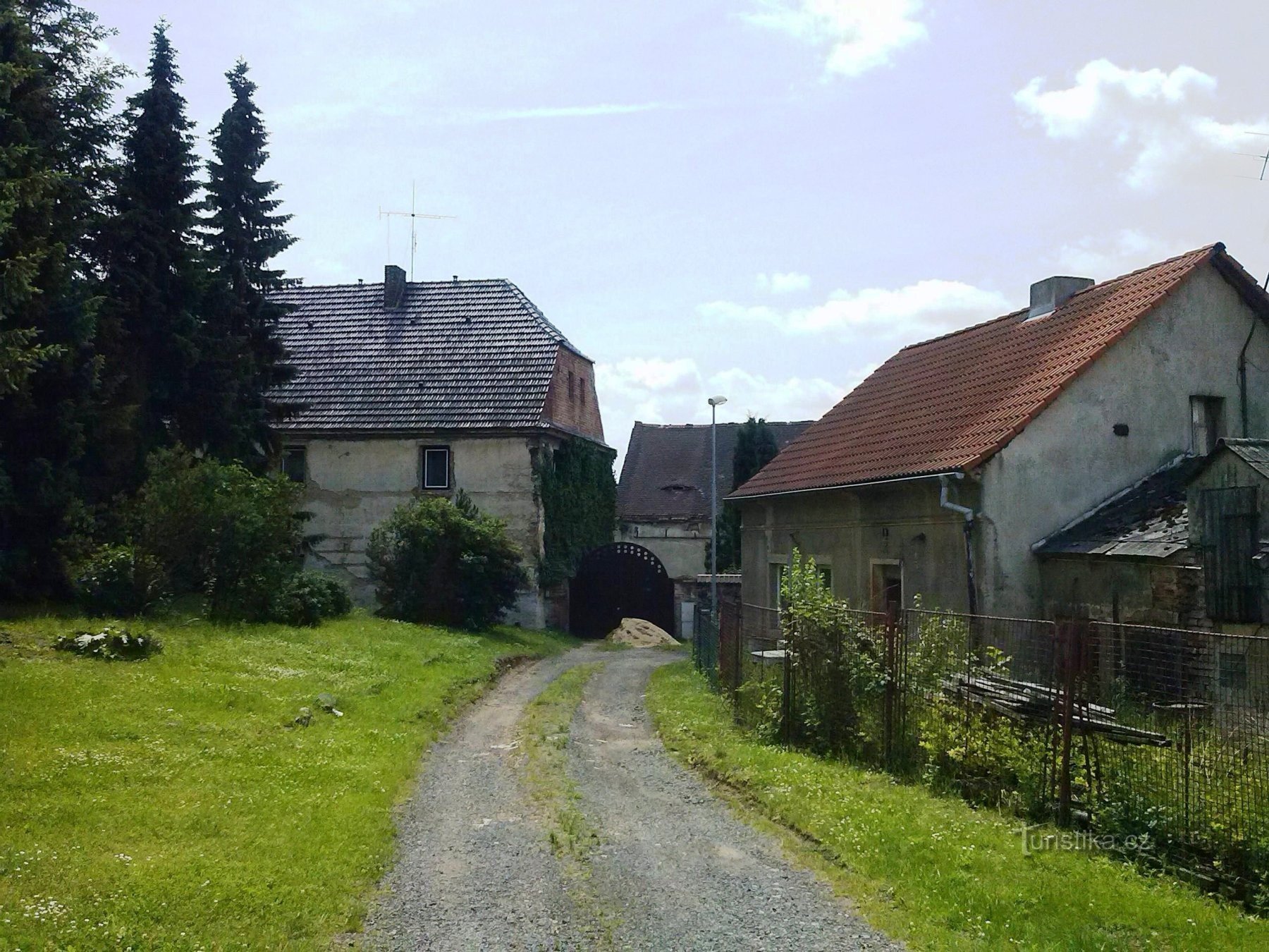 2. Ik was gefascineerd door de oude huizen en de poort