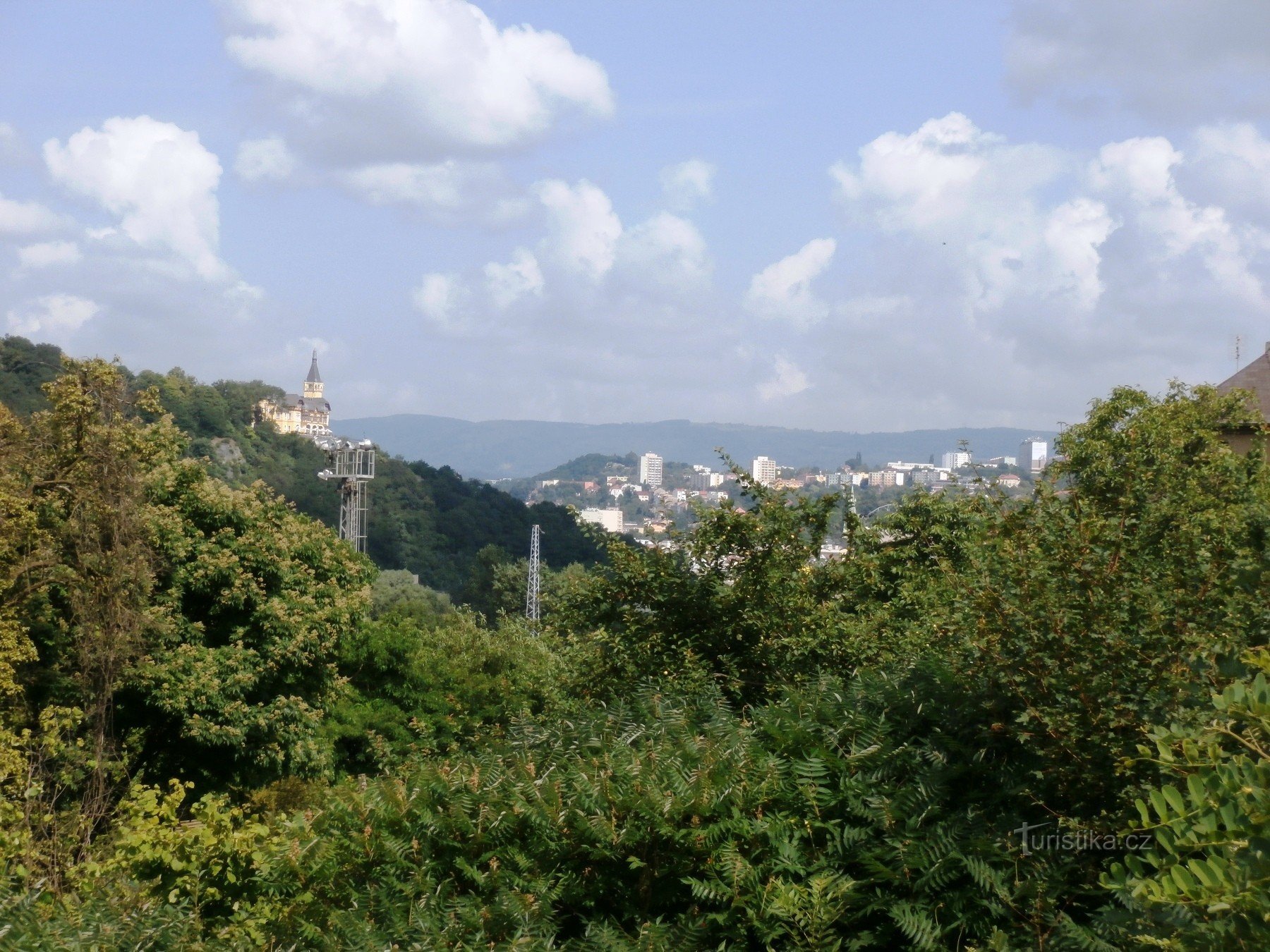 2. In lontananza dietro di me c'è il ristorante panoramico Větruše