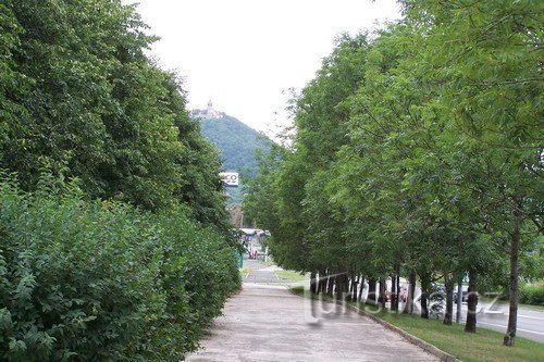 2. Castillo Hněvín al fondo