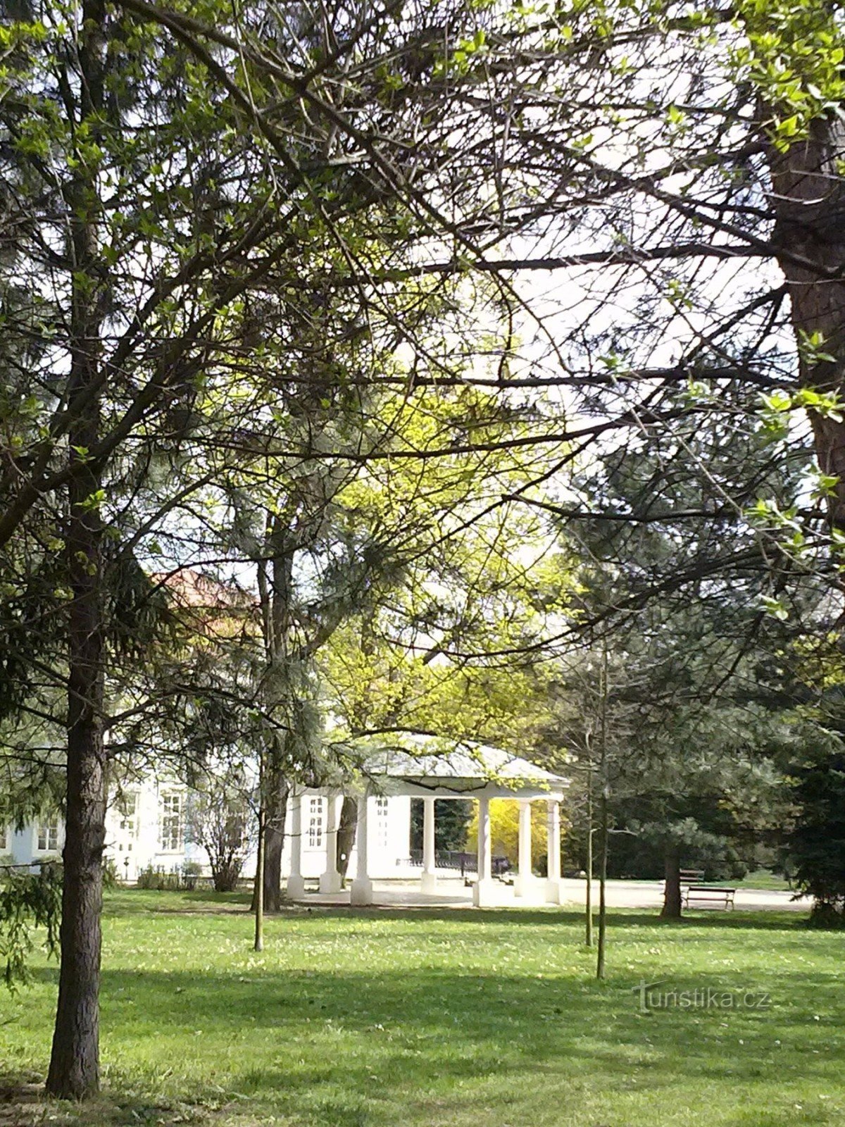 2. V ozadju Garden in Ball House z gazebo