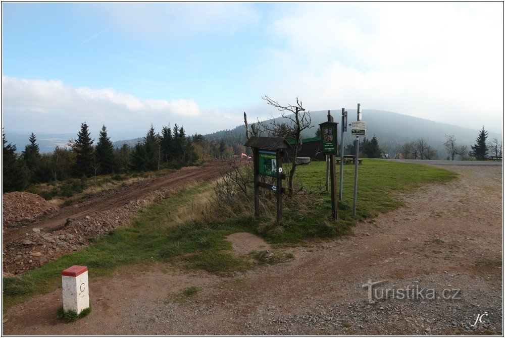 2-Velká Deštná von der Hütte. Der blaue Wegweiser führt nun entlang des Baggerbettes nach Zielence.