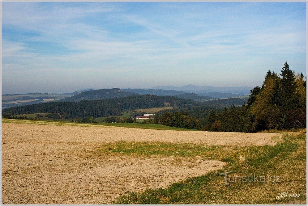 2-Vista de Ostaš desde el cruce sobre Slavný