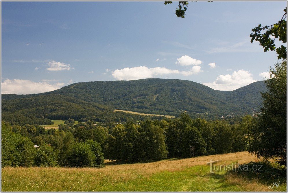 2- Uitzicht vanaf de weg naar Orešník