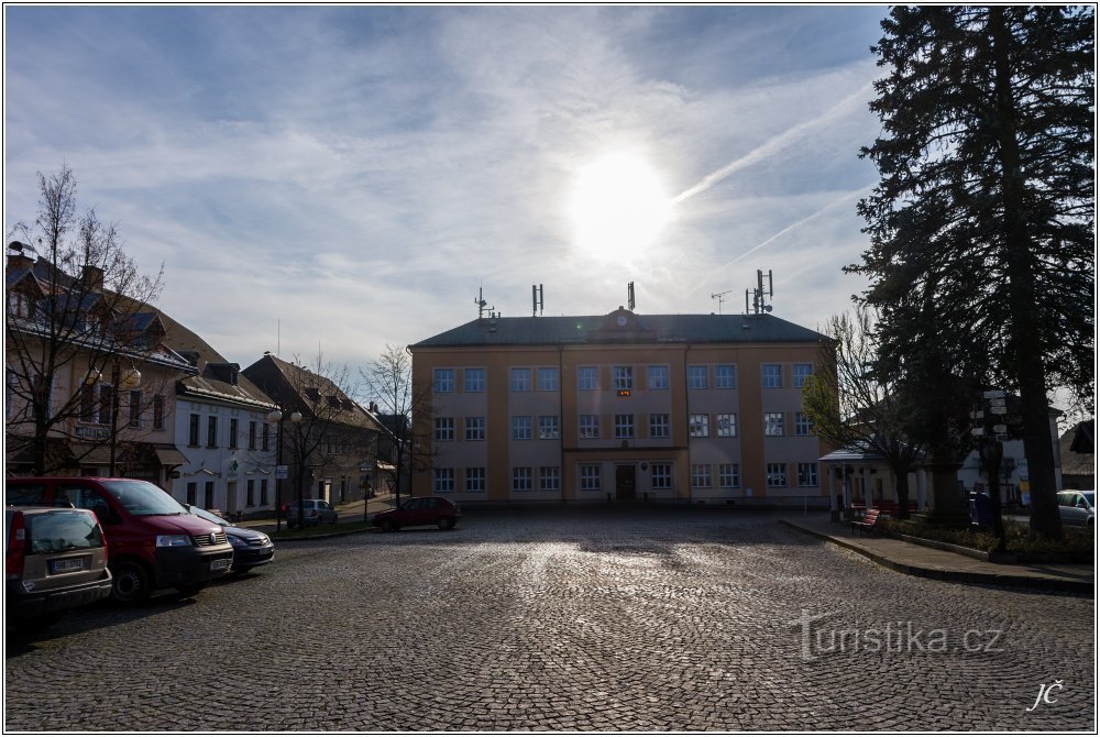 2-Vysoké nad Jizerou, escola na praça