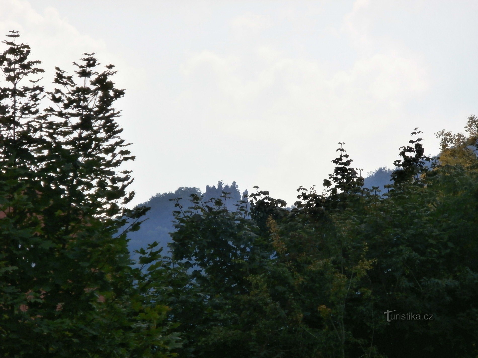 2. 線路の奥にエゲルベルク城跡が見える