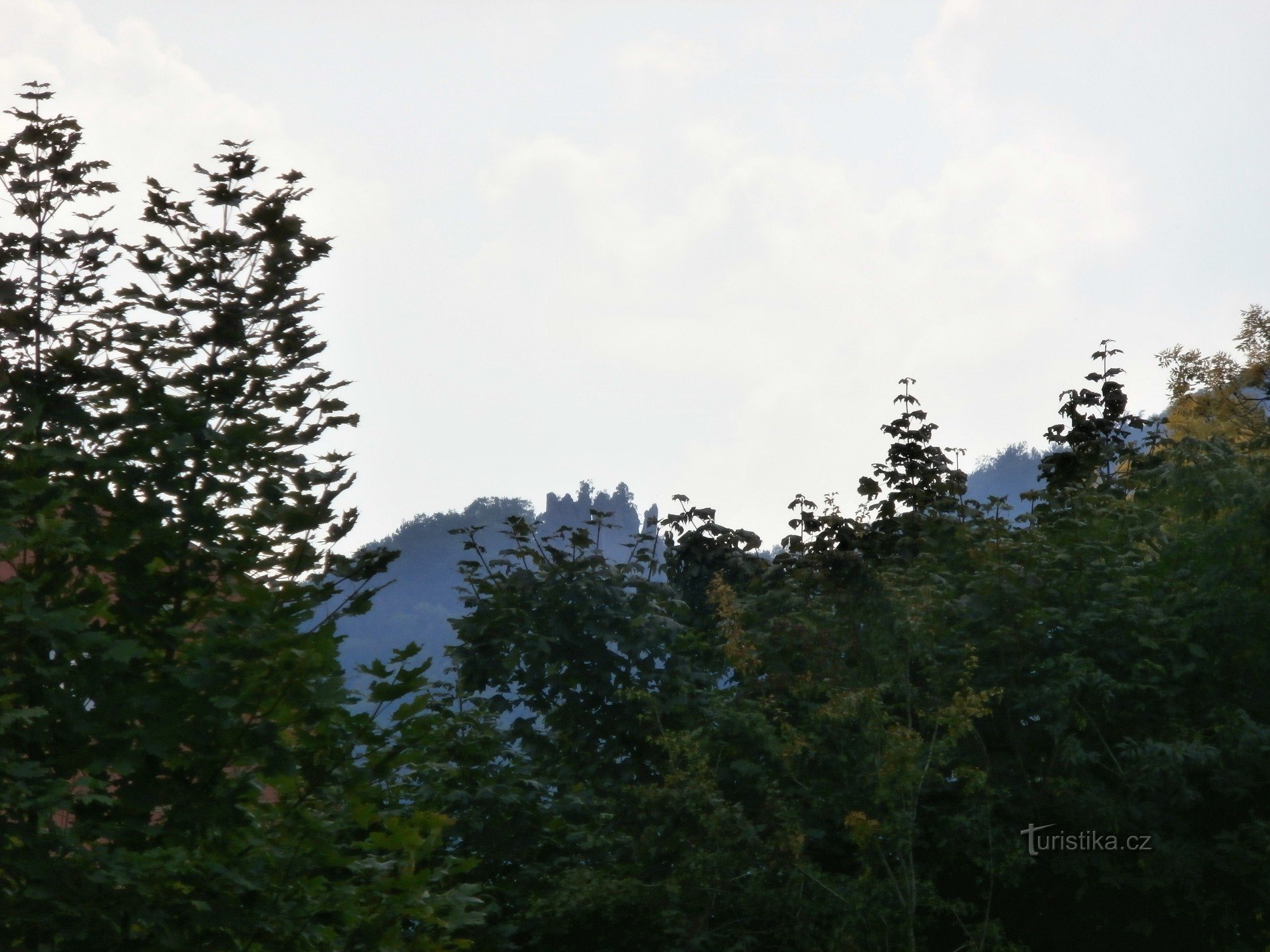 2. The ruins of the Egerberk castle can be seen behind the railway tracks