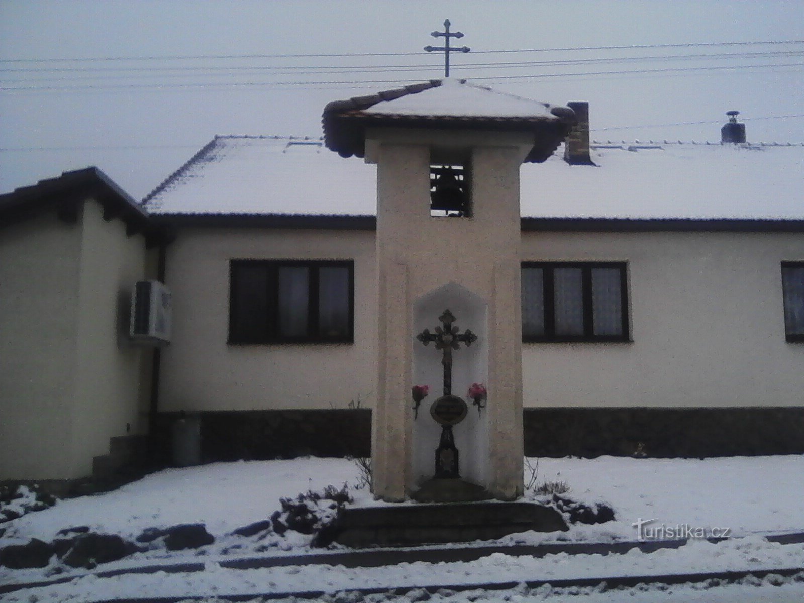 2. Zajíčkov - beffroi à niche avec une croix.