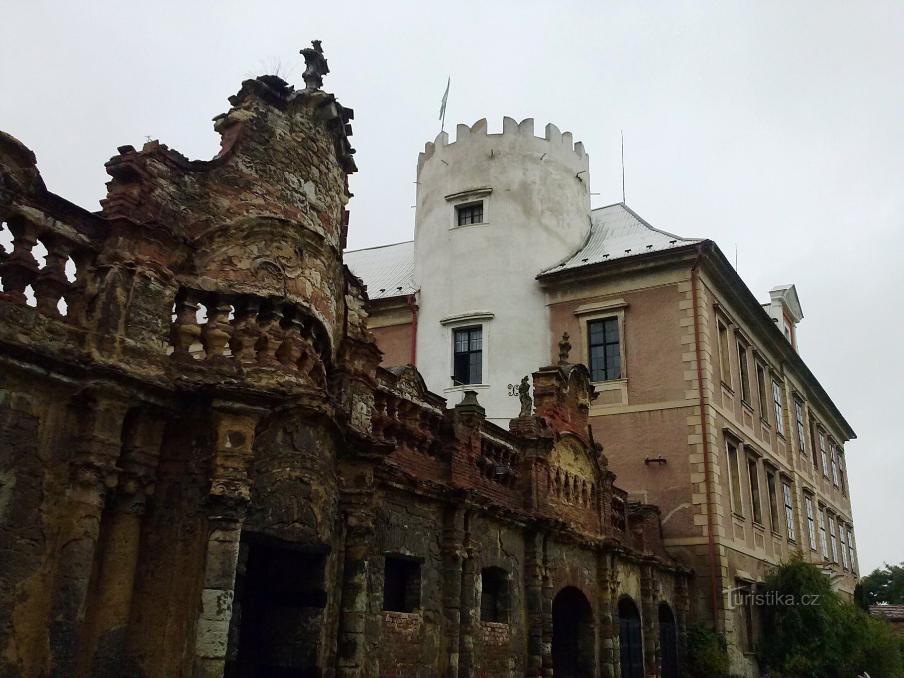 2. Château à tour cylindrique