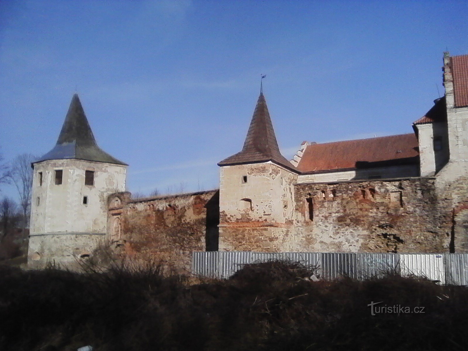 2. Il castello è attualmente oggetto di un'impegnativa ricostruzione.