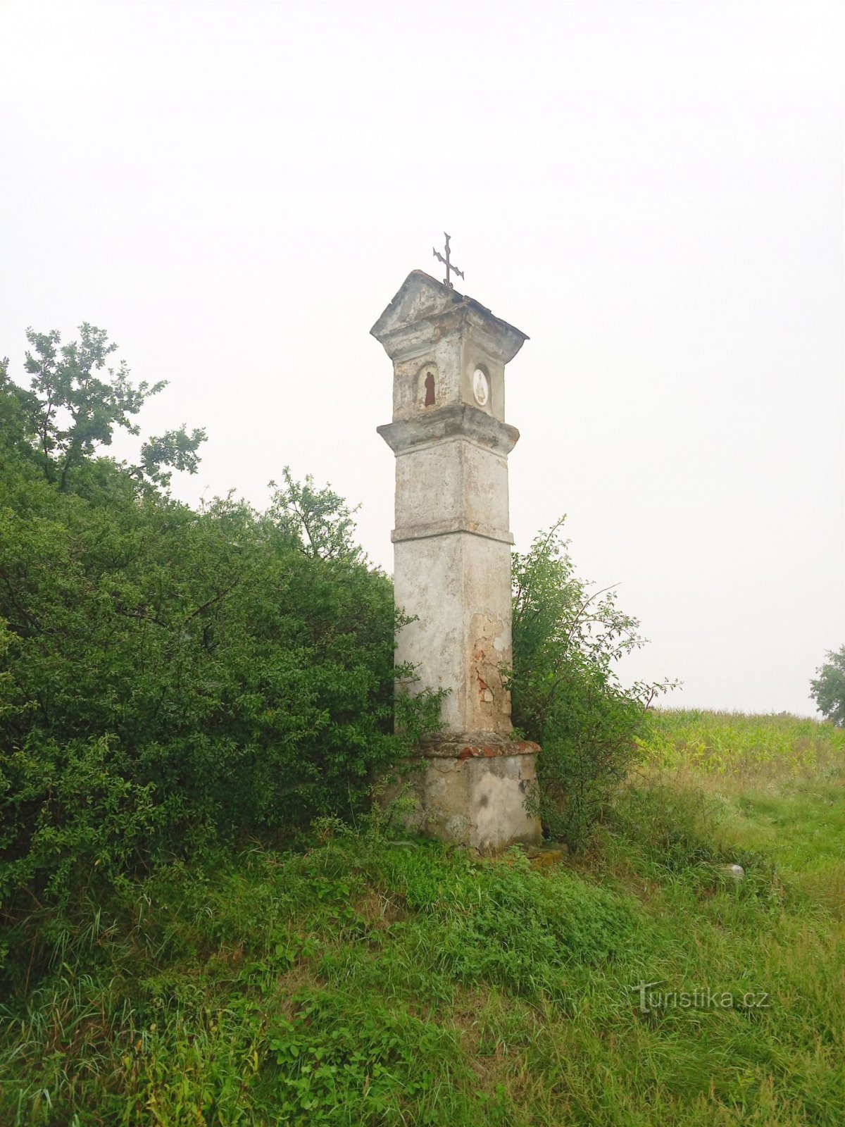 2. 18- ja 19-luvun vaihteesta peräisin oleva tiilipilarin tuska lähellä Kňovicea