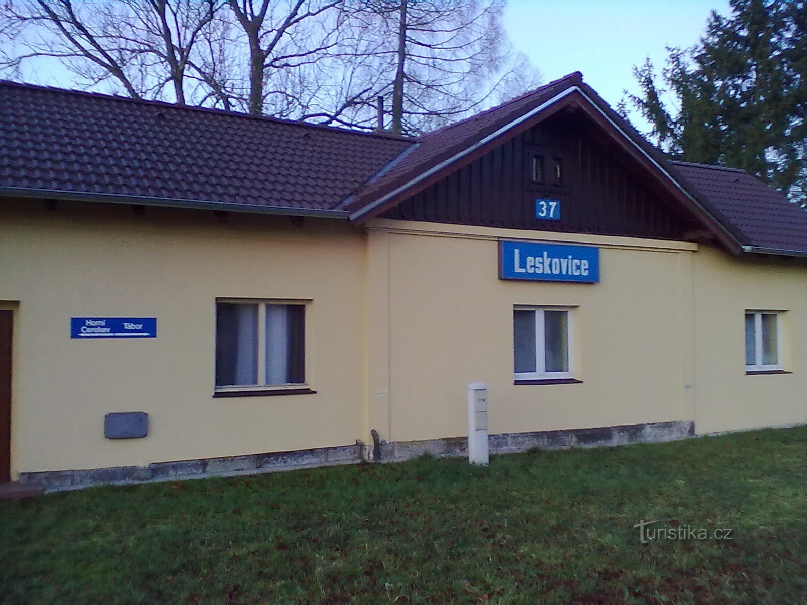 2. Bahnhaltestelle in Leskovice.