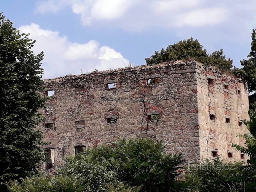 2. Ruinerna av Tlustec-slottet närmare...