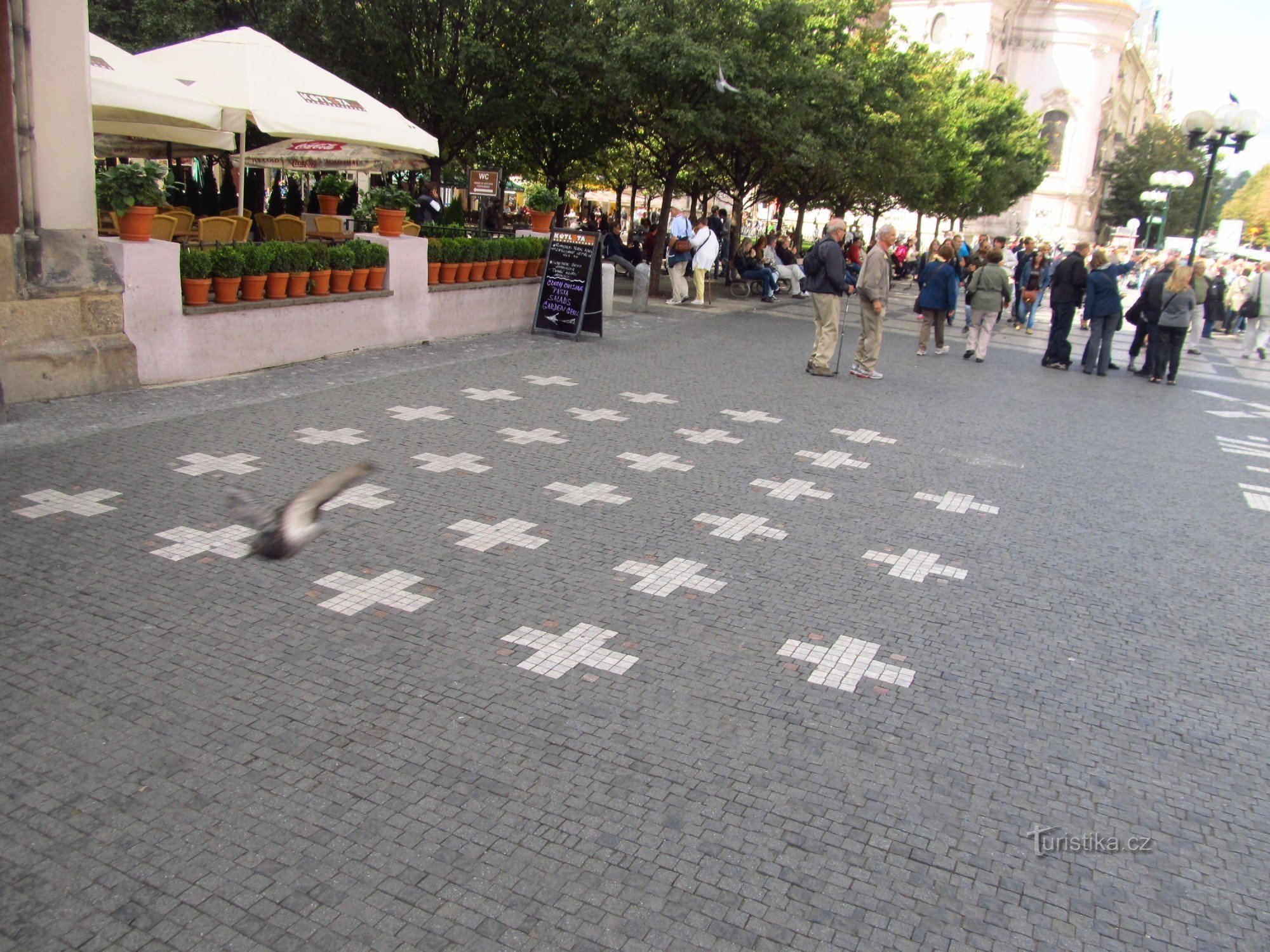 27 kruisen in de stoep bij het oude stadhuis in Praag als herinnering aan de executie van 27 Tsjechen