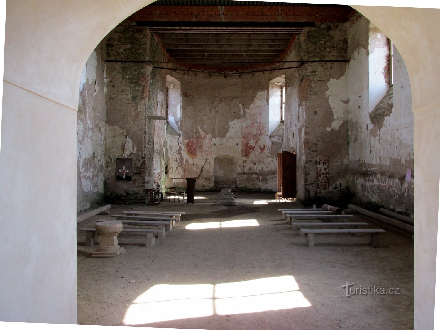 283 Schädel. Kirche St. Matthew. Jedlová, Deštné im Adlergebirge.