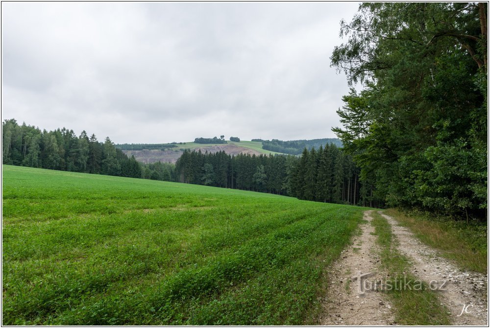 3-Blaškovský-Hügel von der Straße über Jablonný