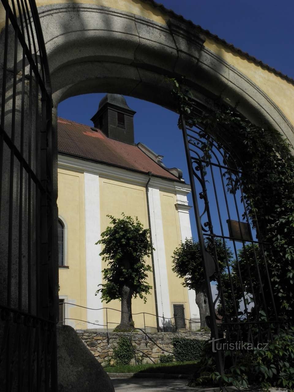 3º portão para os terrenos do mosteiro carmelita em Kostelní Vydří - 31.7.2010