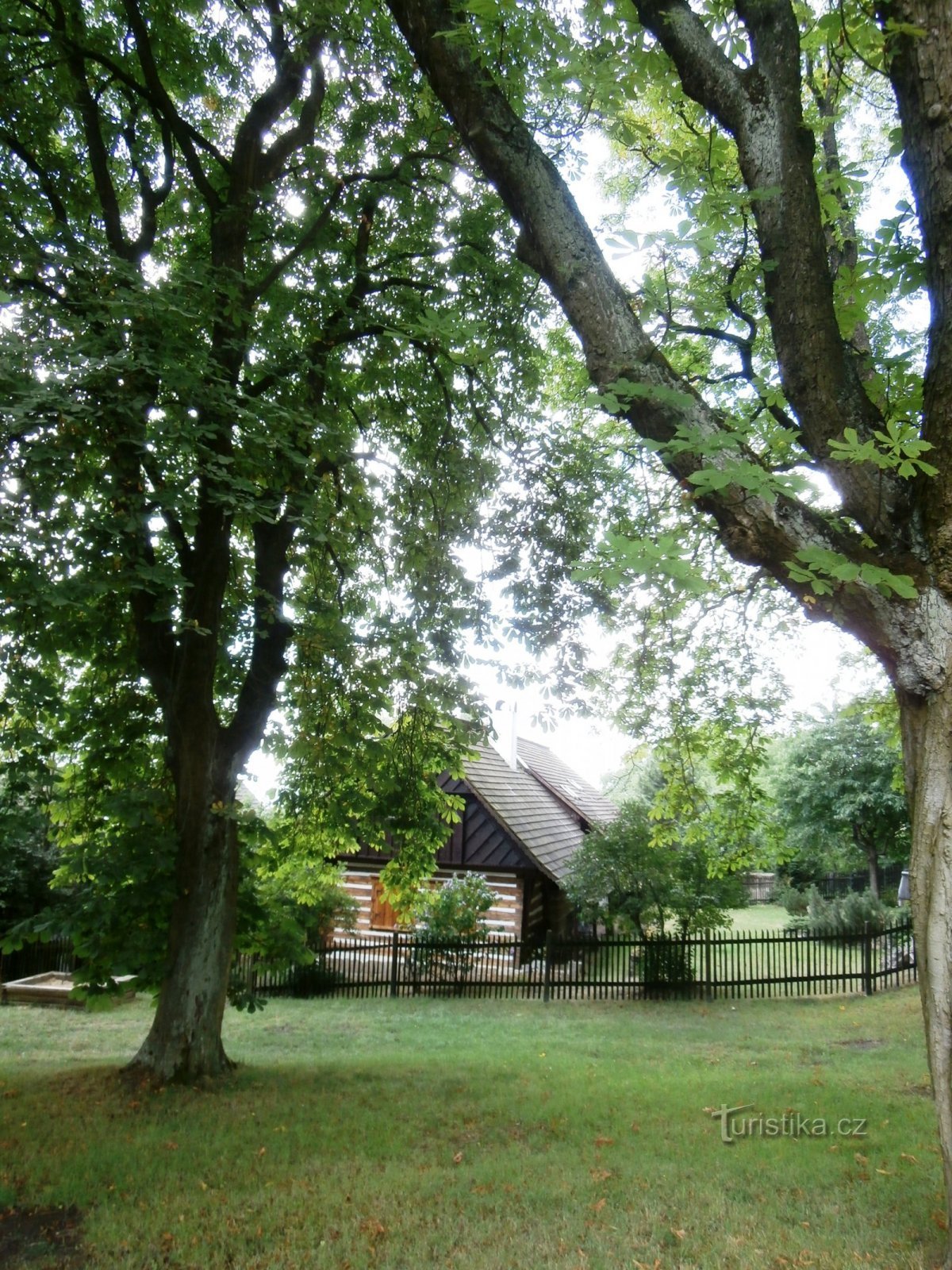 3. Een huisje iets onder de klokkentoren