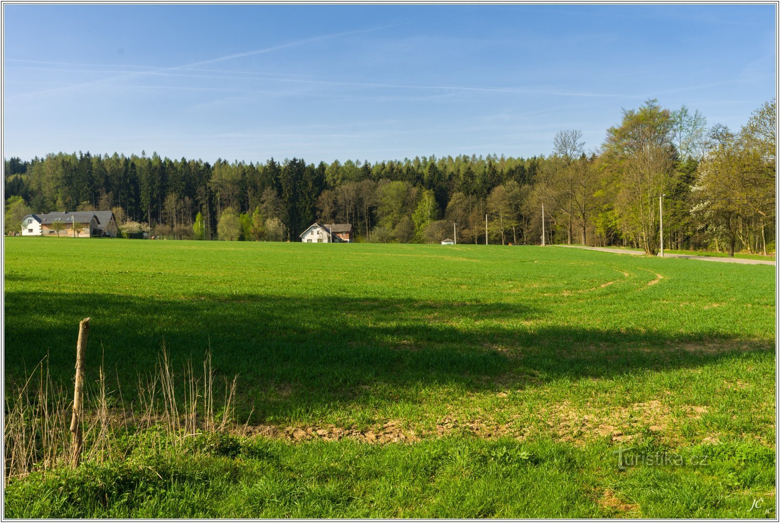 3-Hütten in der Nähe des Waldes