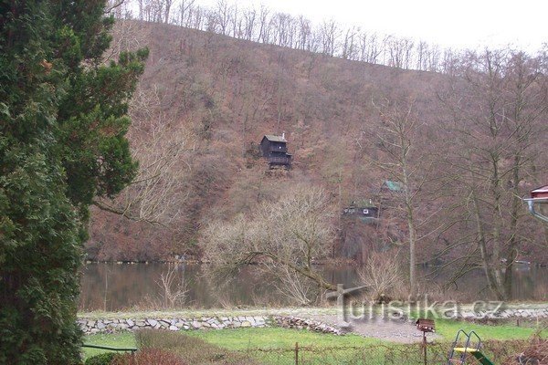 3. Cabanas na margem oposta do Sázava