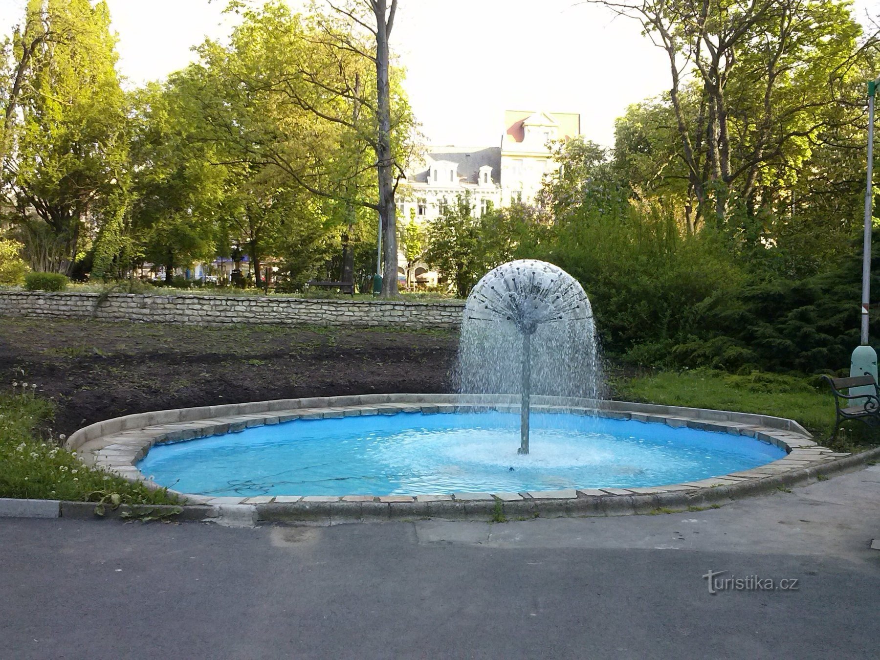 3. La fontaine devant l'entrée des Bains Impériaux