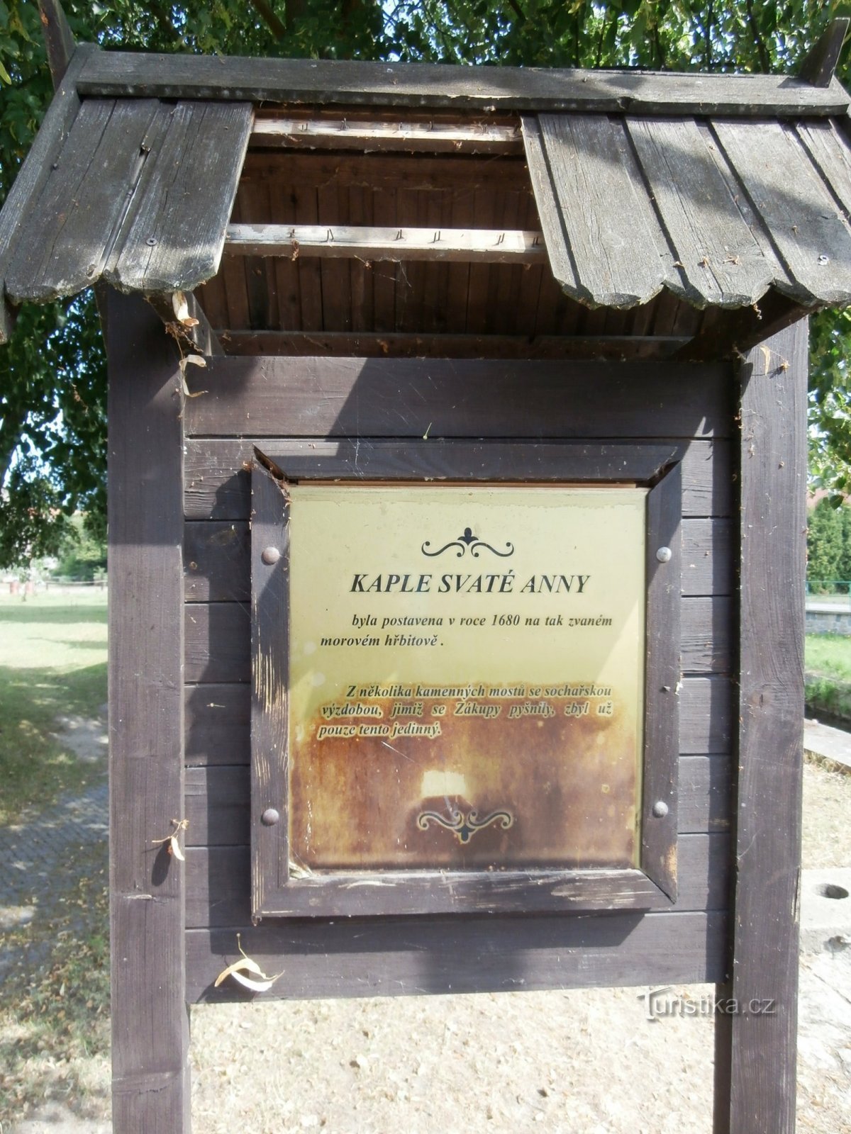 3. Le panneau d'information sur le cimetière et le pont... il a aussi été marqué par un vandale...