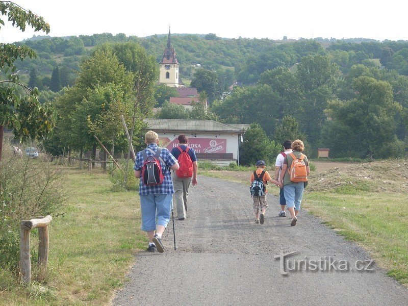 3. We go to the wharf - in the distance beyond the river, the church of St. Nicholas in Velké Žernoseky