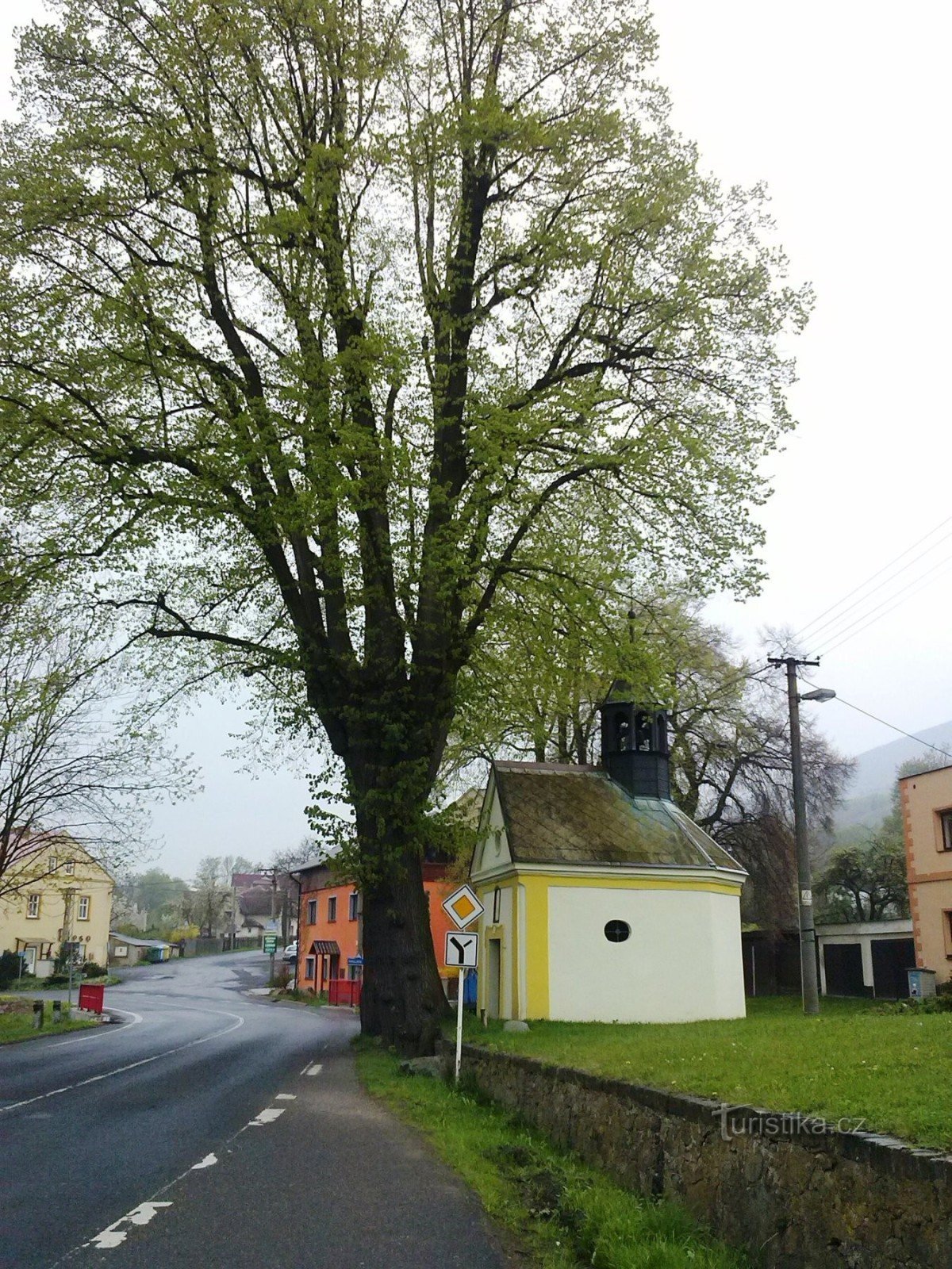 3. A kápolna két emlékhársfa között Křižanovban