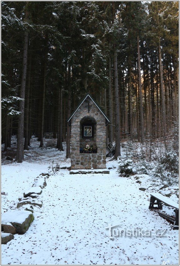 3-kapel in het bos