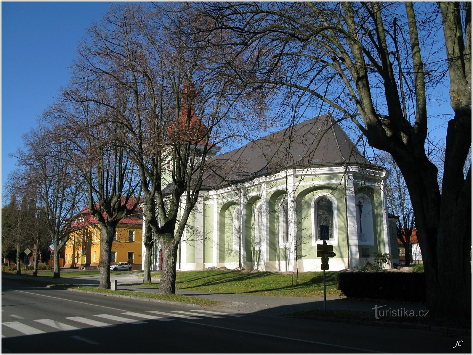 3-kirkko aukiolla Sečissä