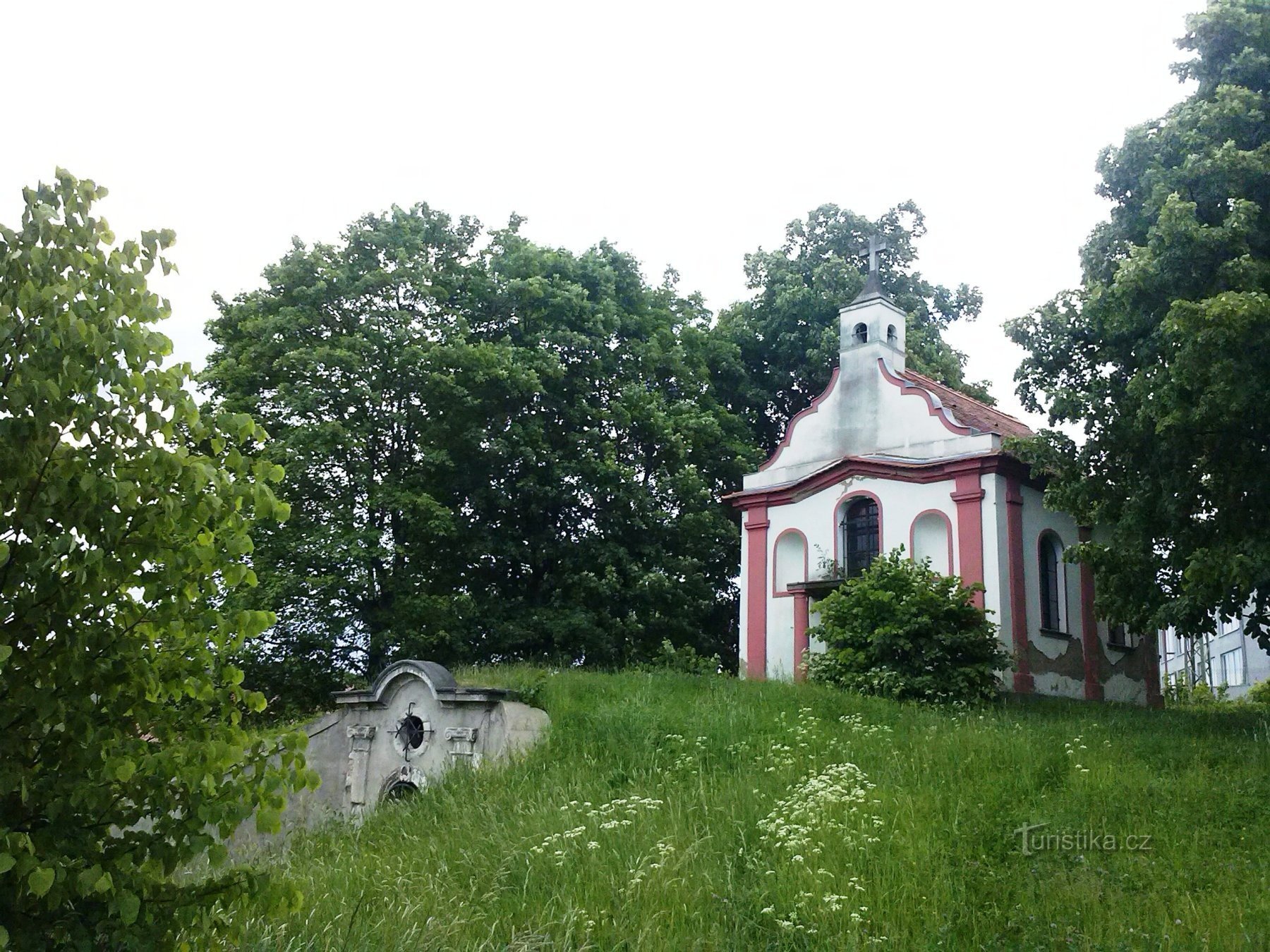 3. En kyrka med en underjordisk grotta - grotta